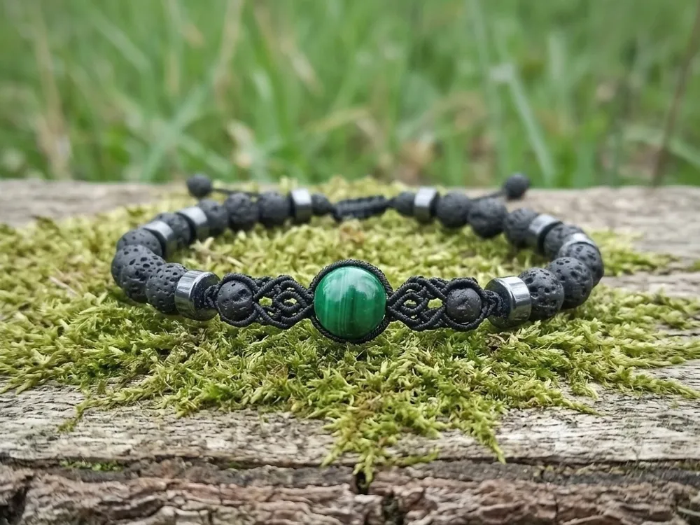 Detail Gelang Lava Kaba: malachite 8 mm di tengah, anyaman macrame, batu lava dan hematite