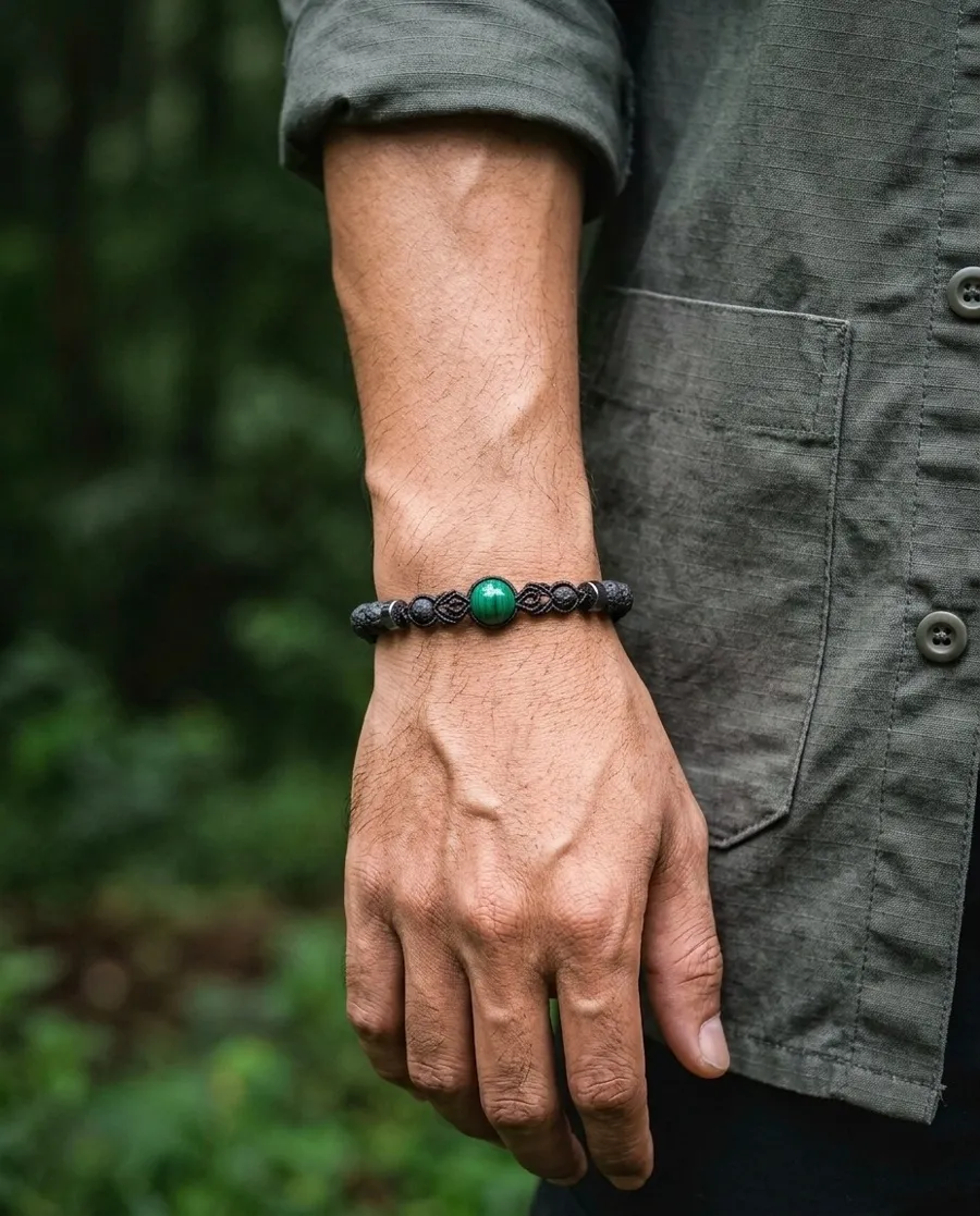 Gelang Lava Kaba dipakai dengan kemeja hijau zaitun, latar hutan