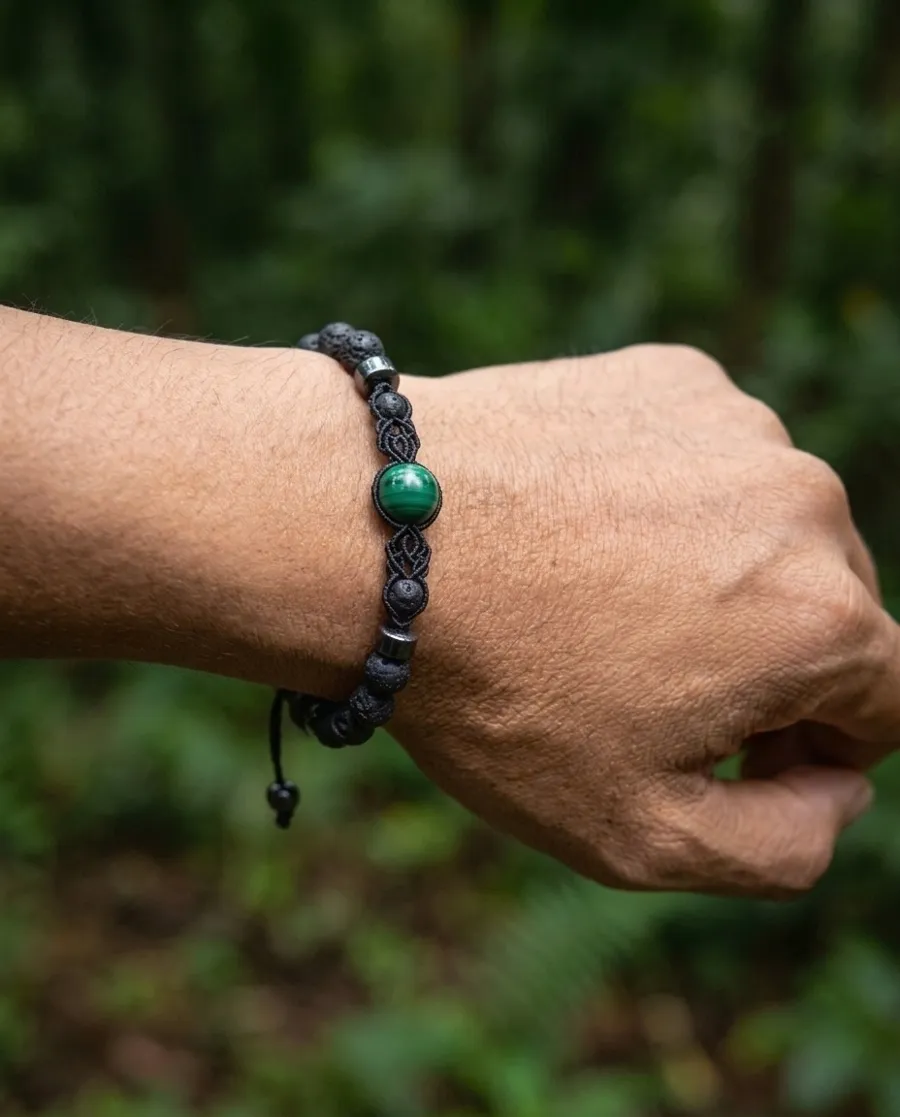 Gelang Lava Kaba di pergelangan tangan pria, latar hutan
