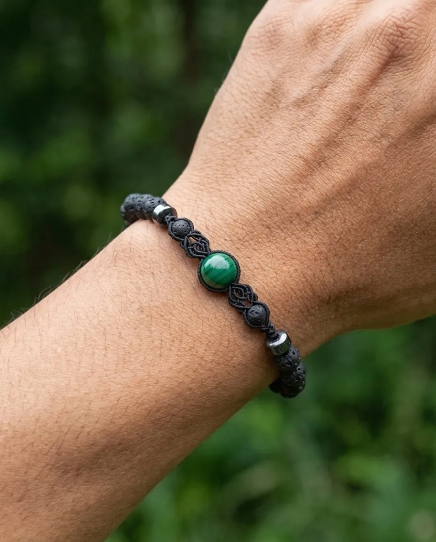 Close-up Gelang Lava Kaba di pergelangan tangan, latar hijau